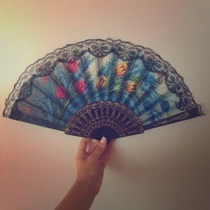 Spanish hand-fold fan
